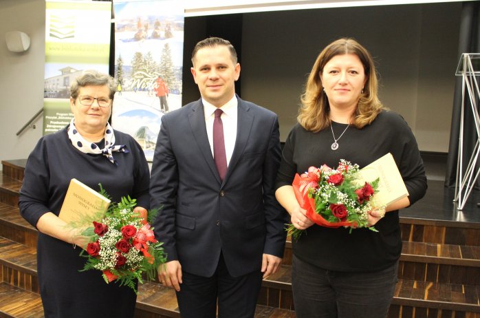 Burmistrz Tomasz Bujok w towarzystwie autorek opracowania